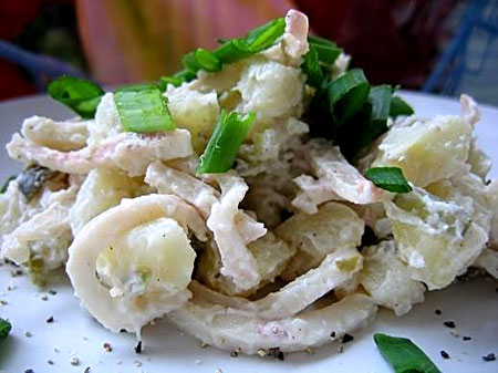 Вкусный салат из кальмаров с картофелем на скорую руку