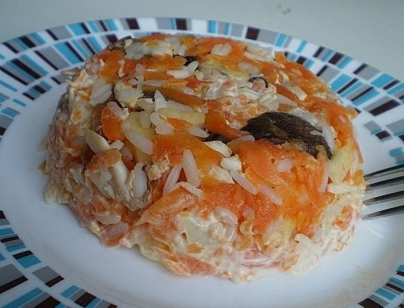 «Вечерний» рисовый салат с курицей и шампиньонами