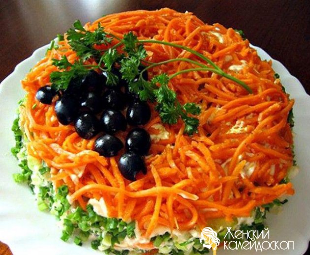 Салат с корейской морковью, фасолью, сухариками и колбасой