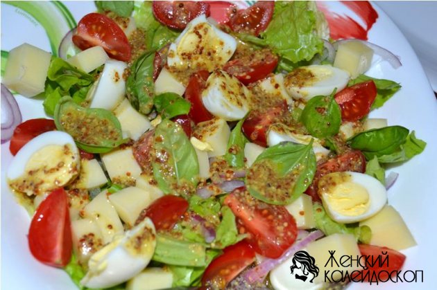 Салат с моцареллой, помидорами и огурцами