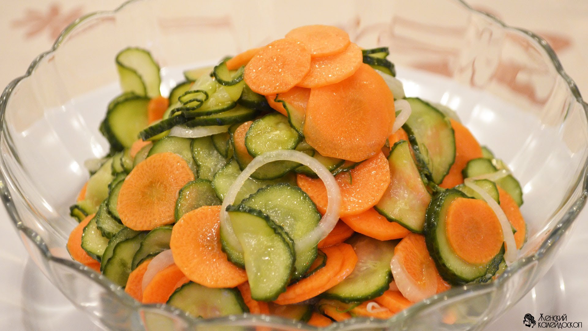 Салат из огурцов и моркови на зиму - 1 фото