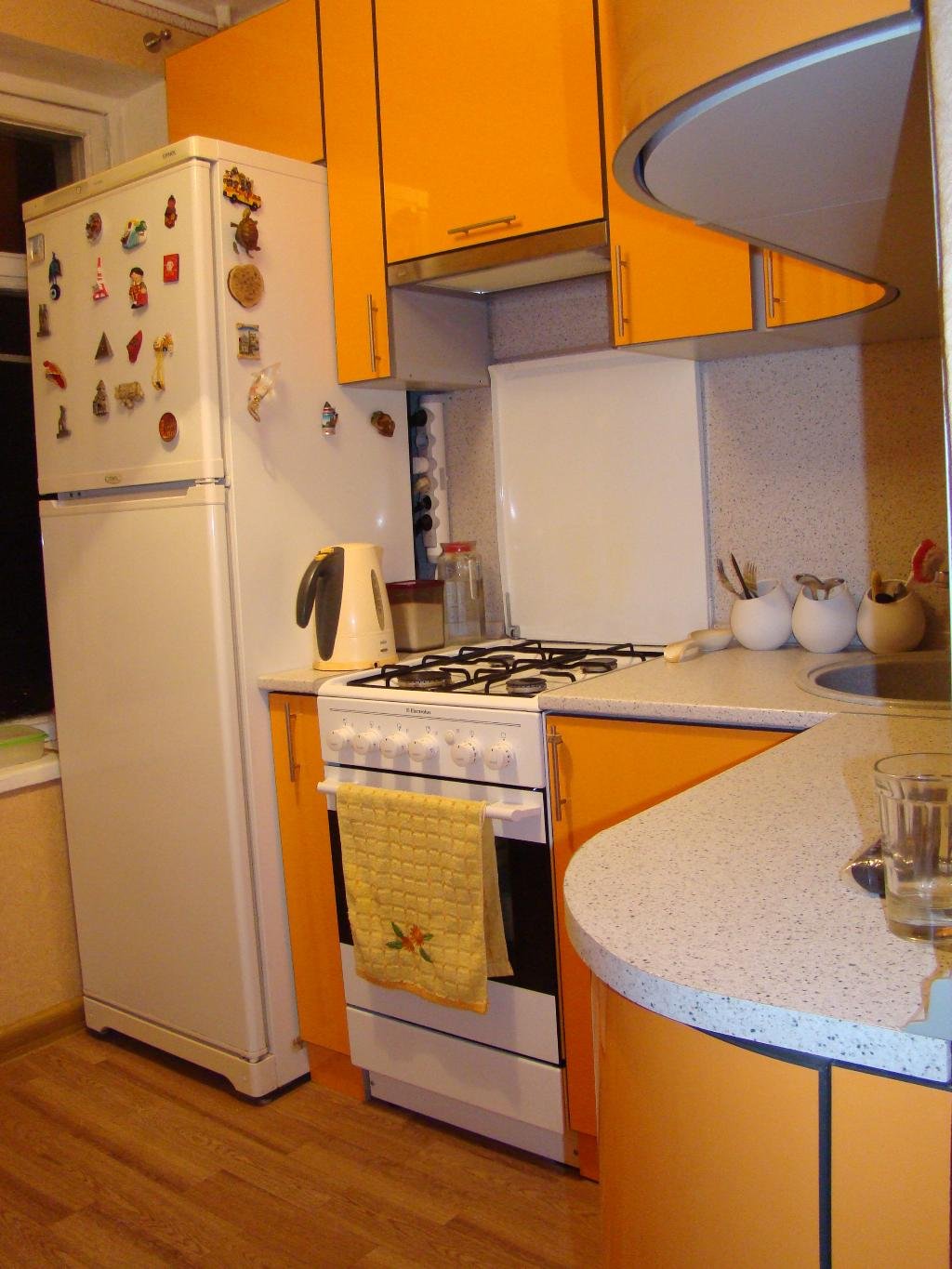 Очень Маленькая Кухня Дизайн Фото С Холодильником