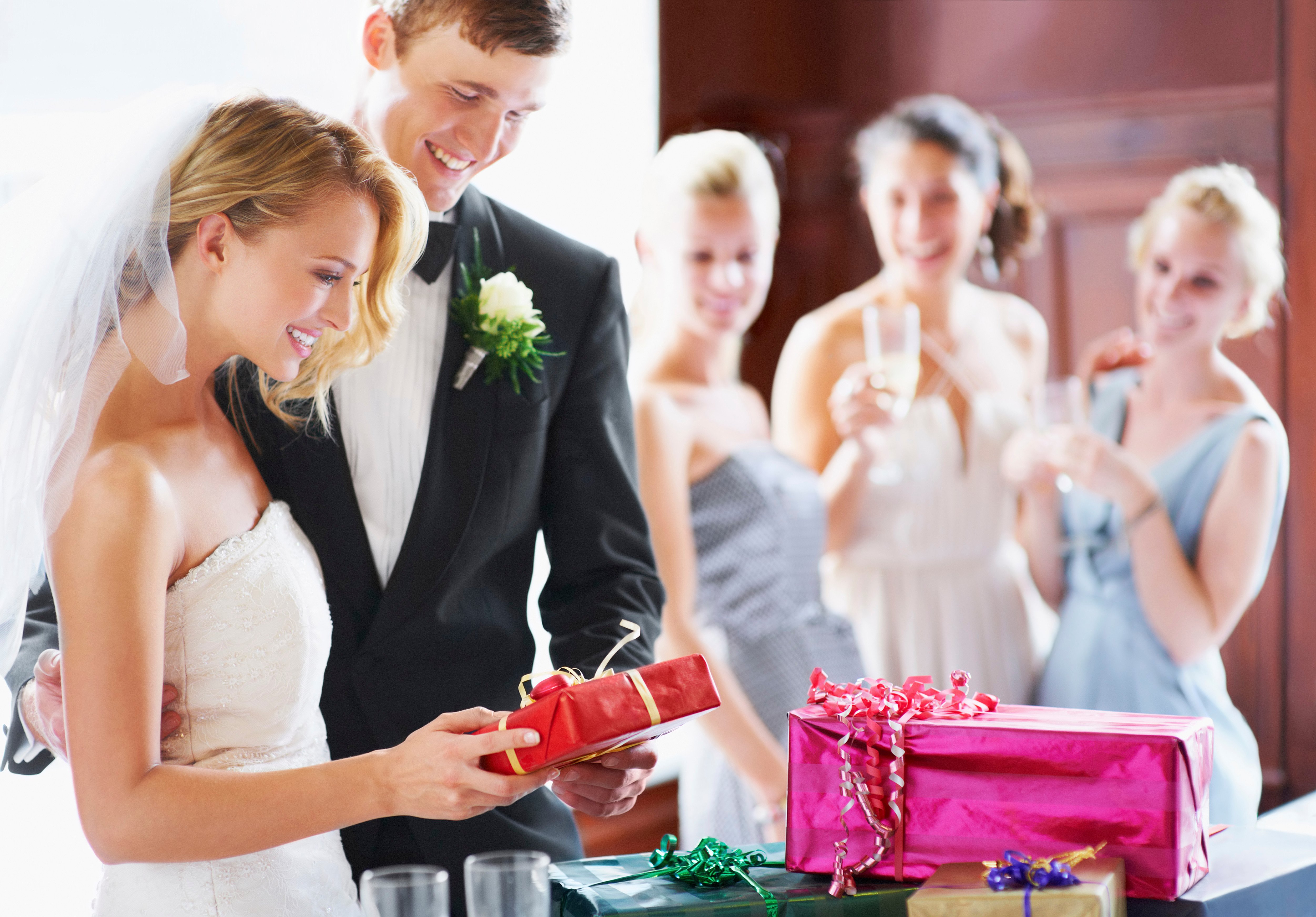 Красивая невеста собирается получить груповой трах потому что это ее свадебный подарок от мужа
