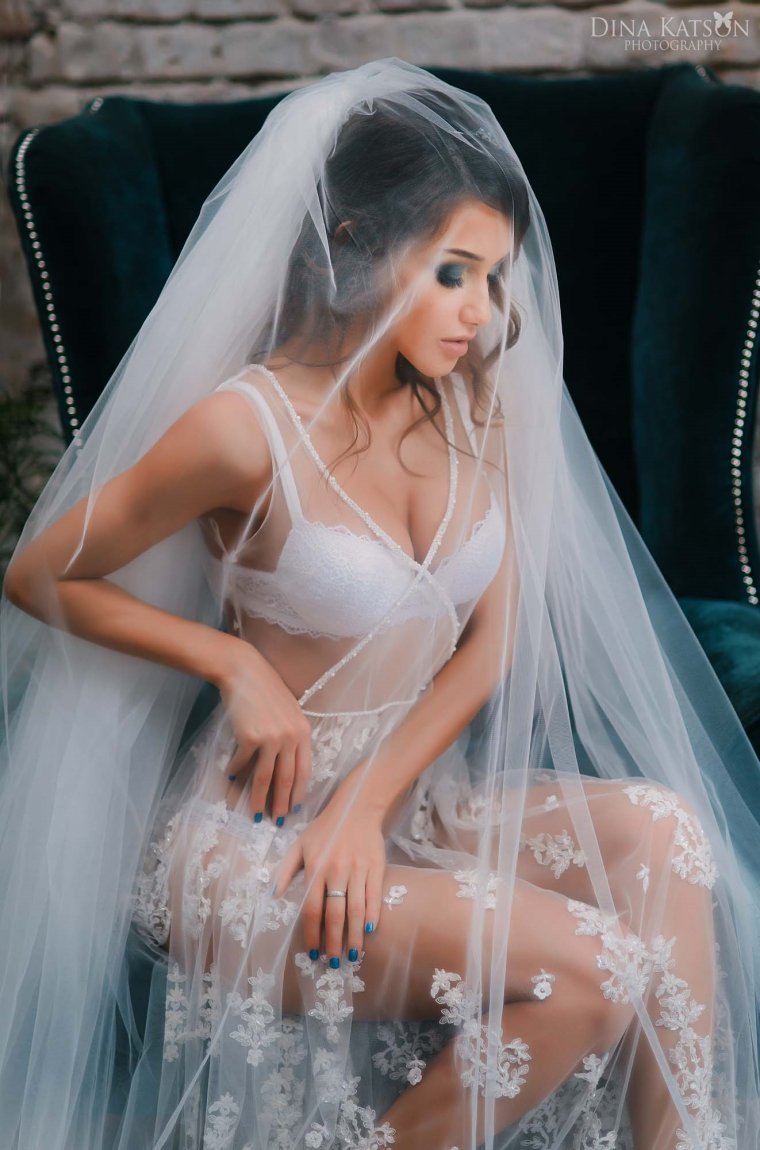 Секс с грудастой красоткой в свадебном платье