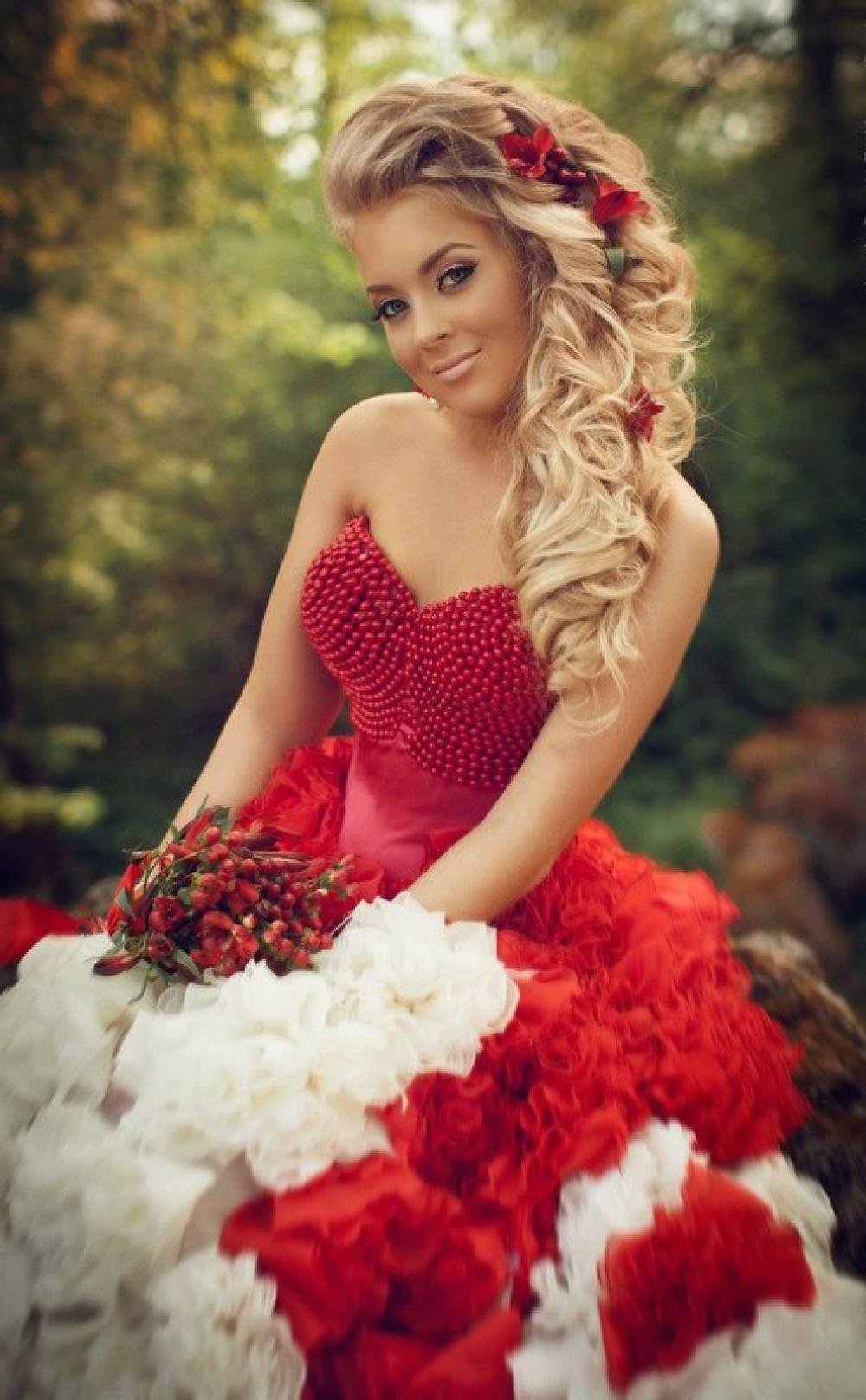 Девушка В Красном Платье С Цветами