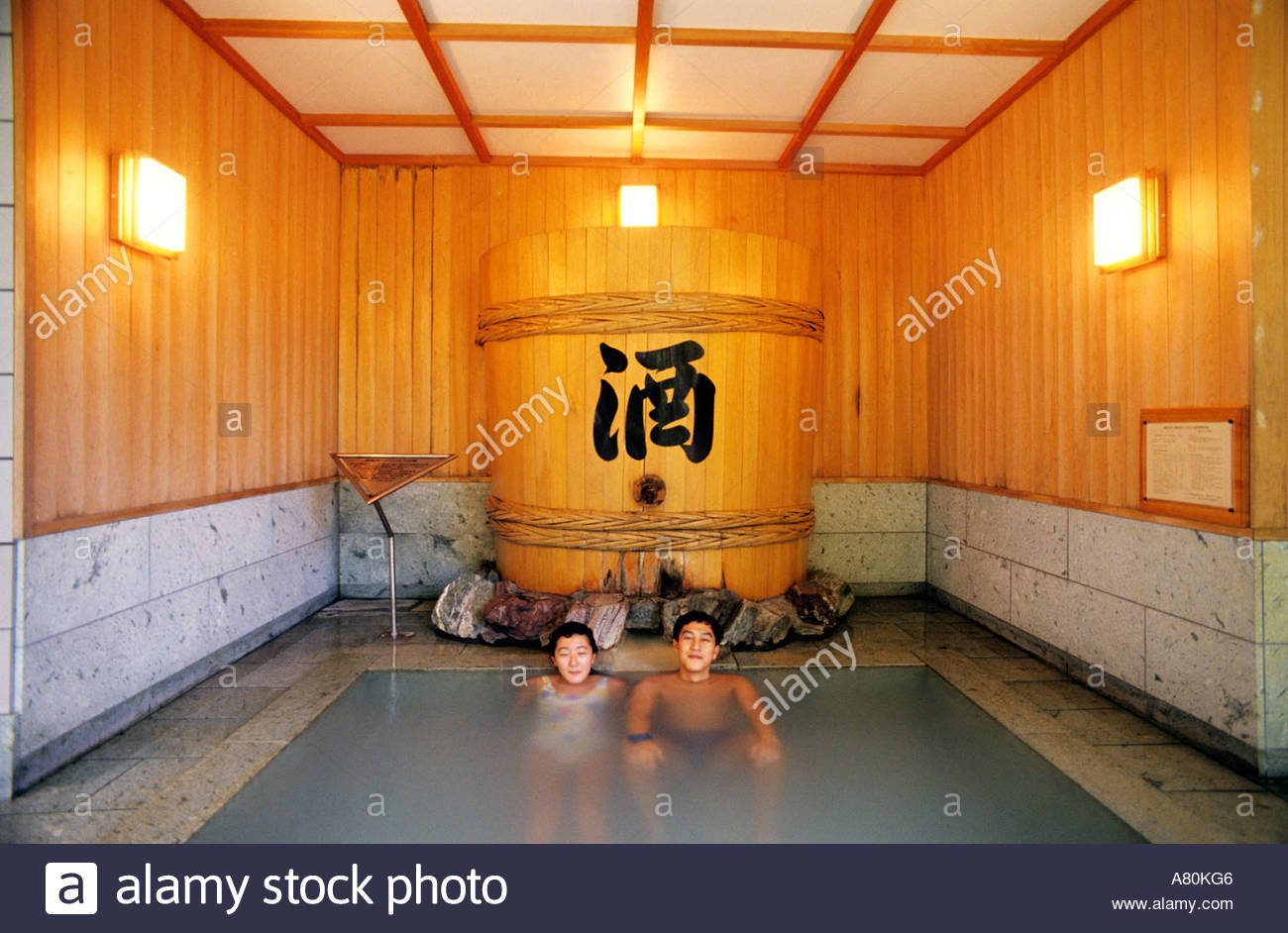 В раздевалке японской бани