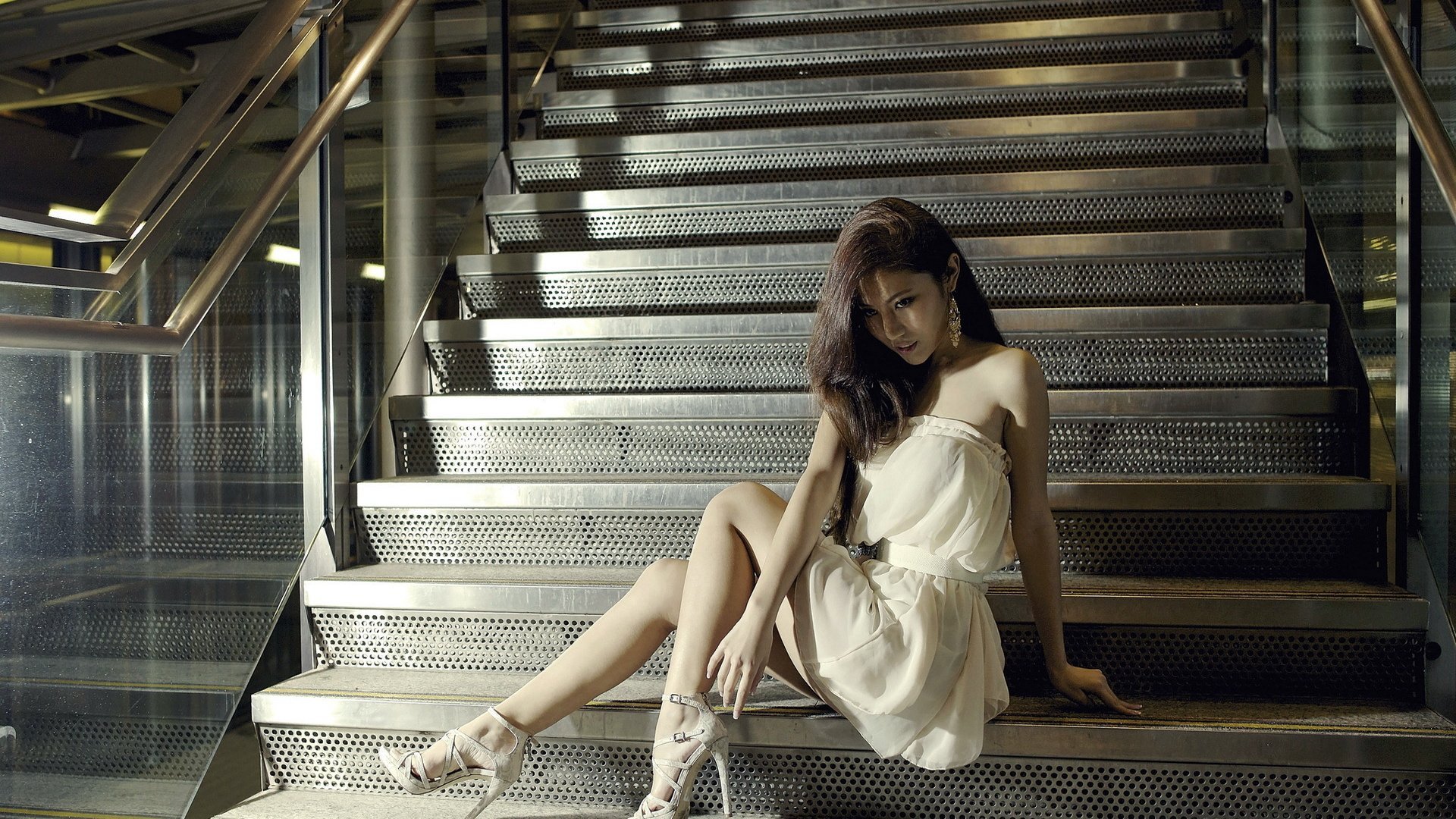 Красивые девушки на лестнице фото