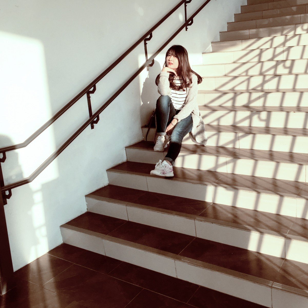 Красивые девушки на лестнице фото