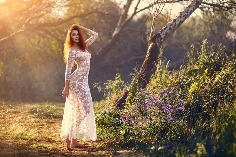 Красивая леди на природе задирает платье