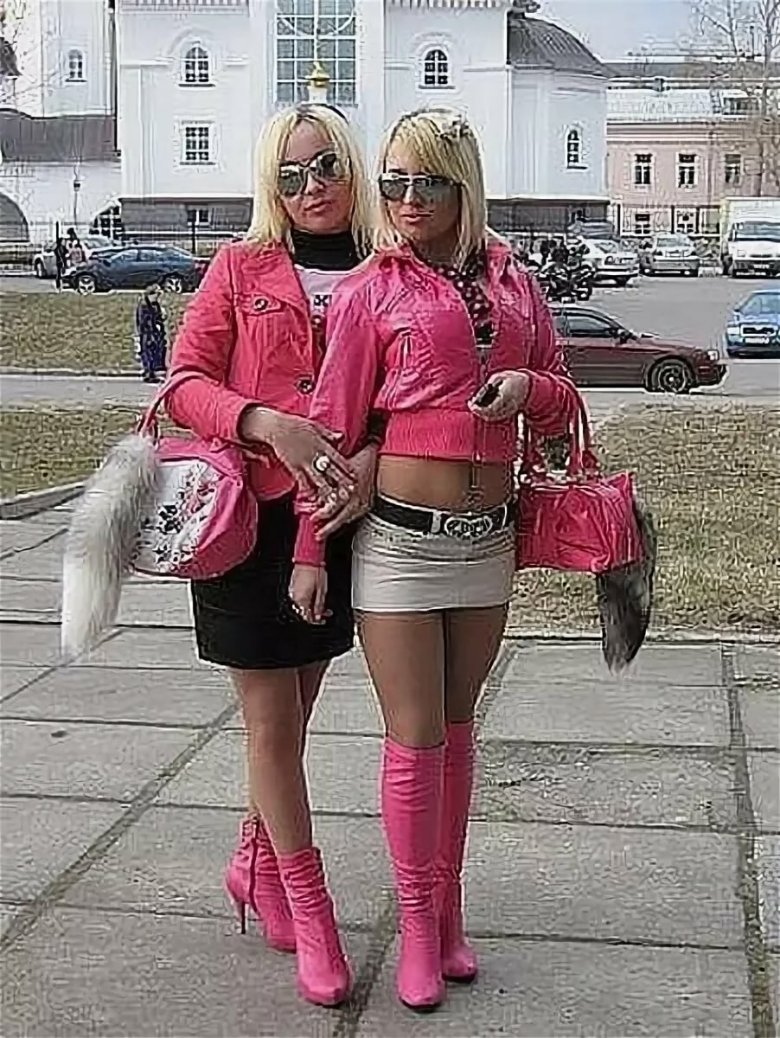 Парни устроили с гламурной блондинкой в розовых туфлях двойное проникновение