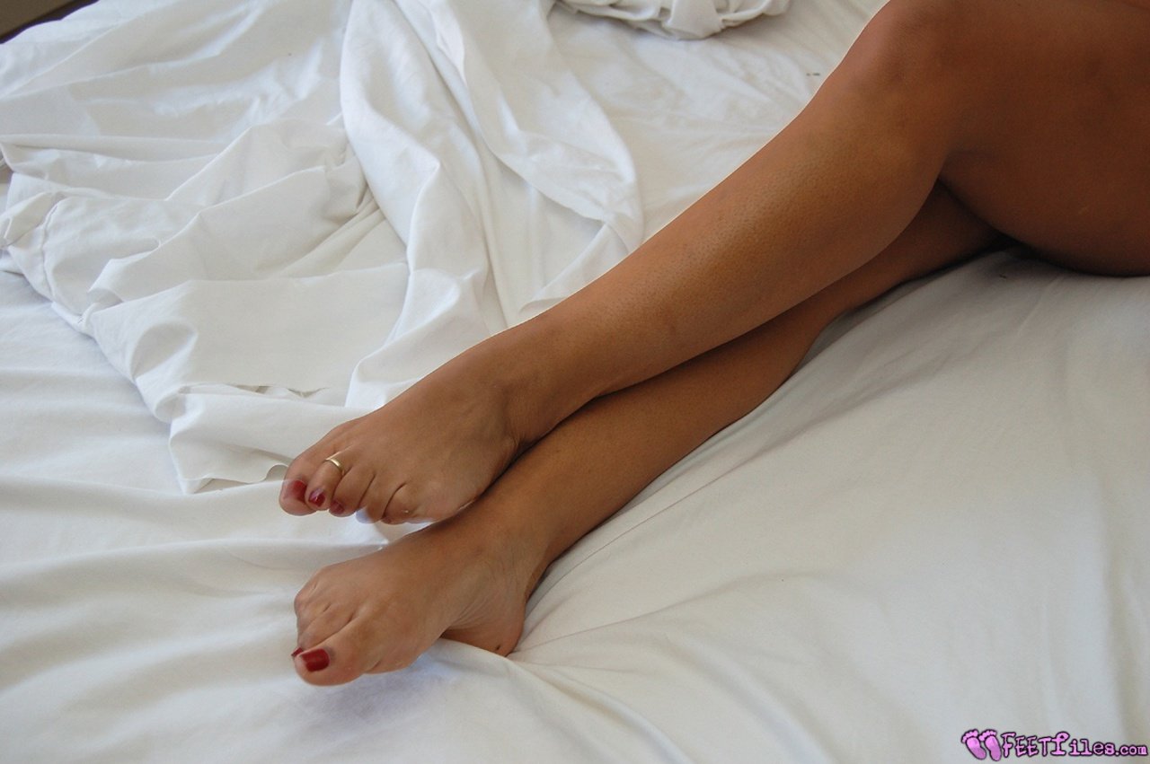 Фото раздвигающей ножки на постели