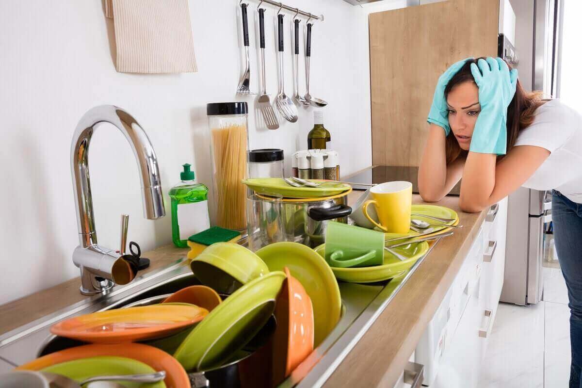 Сын помешал маме убираться на кухне