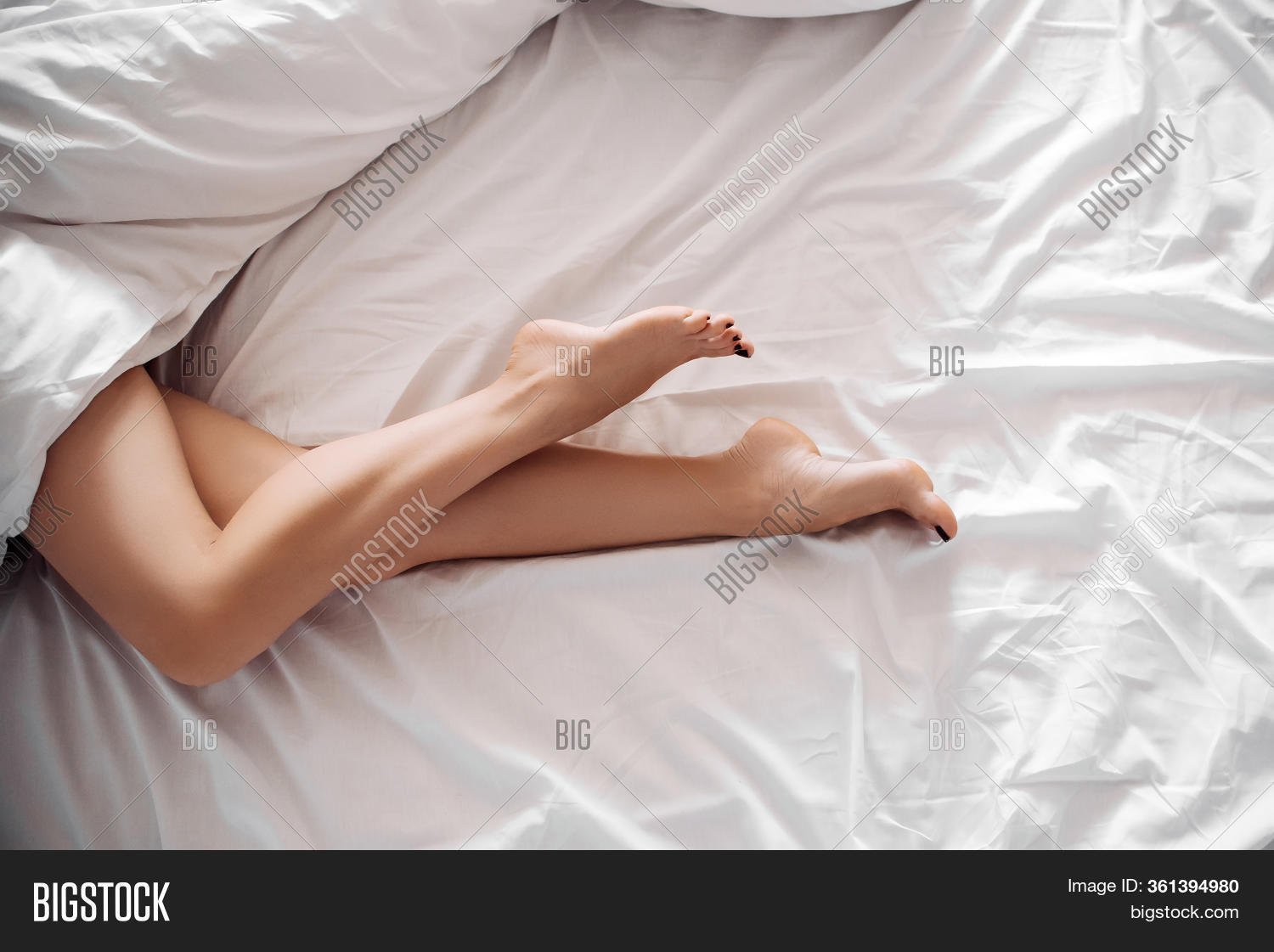 Ножки девушки в кровати 59 фото