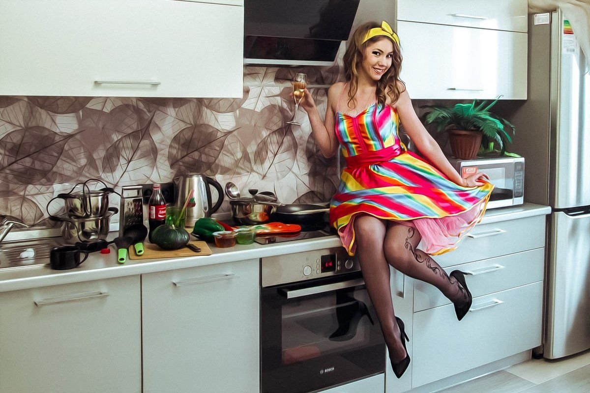 Русская домохозяйка сняла красное платье и белье на кухне