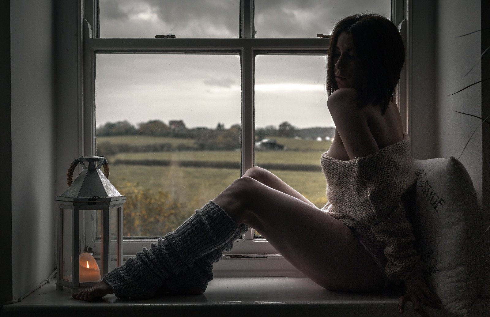 Фото распутной девушки у большого окна