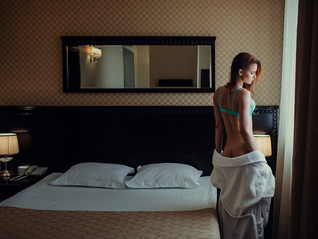 Фото шатенки с упругой попкой в спальне