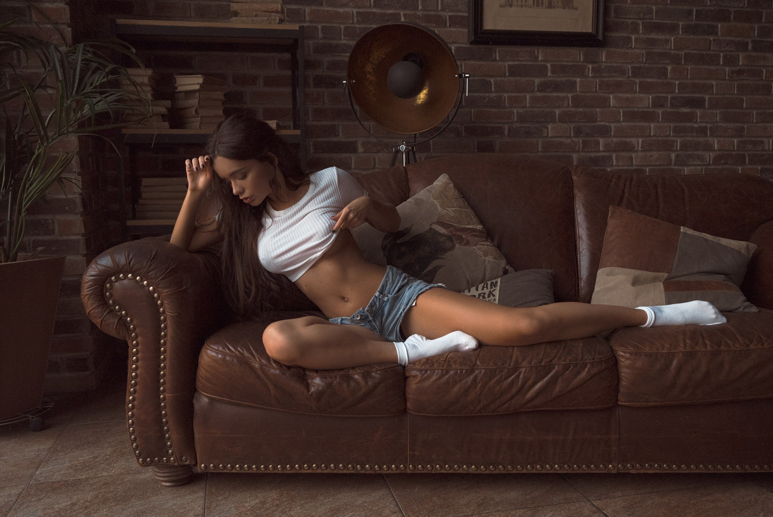 Сексуальная женщина разделась на диване