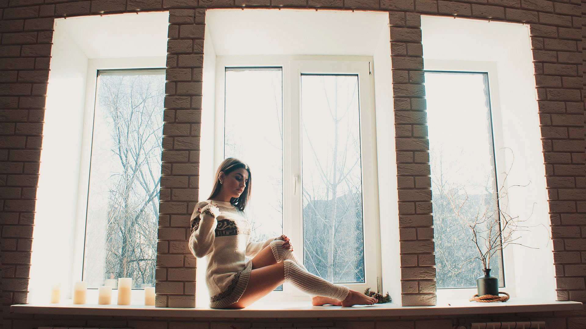 Eva Tali в белоснежной комнате у окна