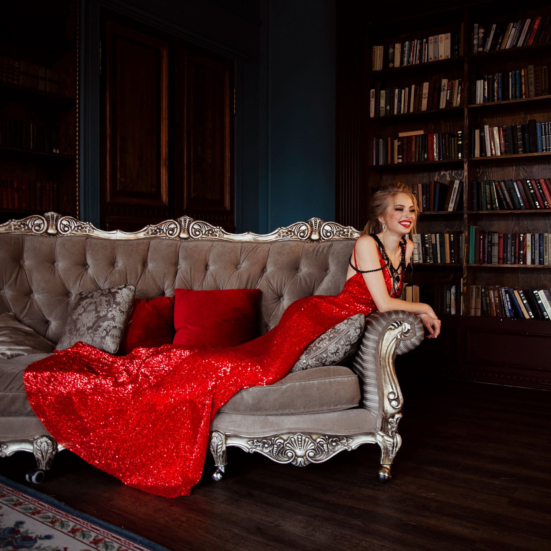 Девушка на красном диване