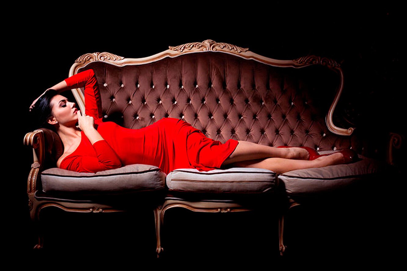 Фото похотливой брюнетки на красном диване