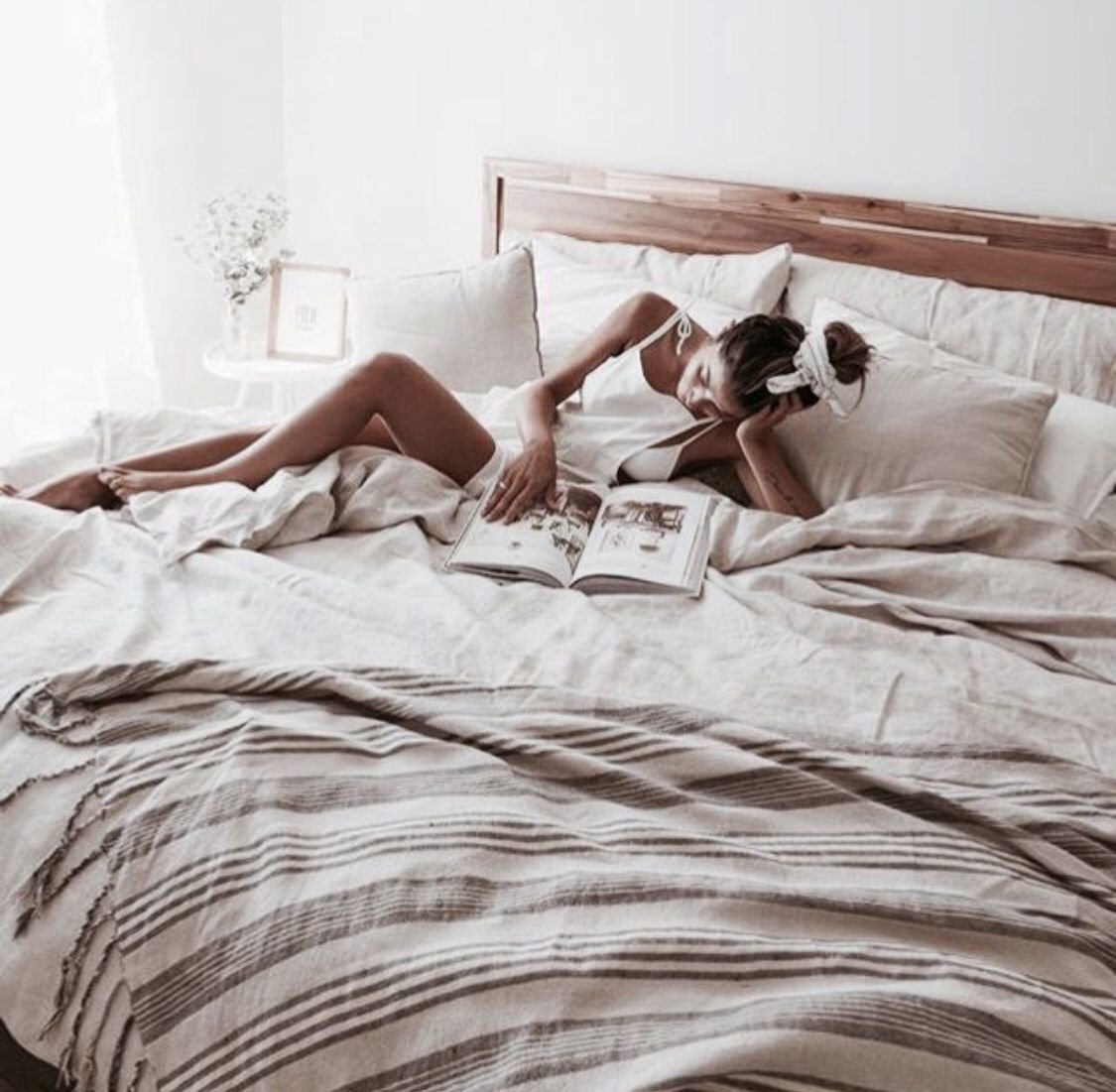 Домашняя эротическая фотосессия на кровати с балдахином