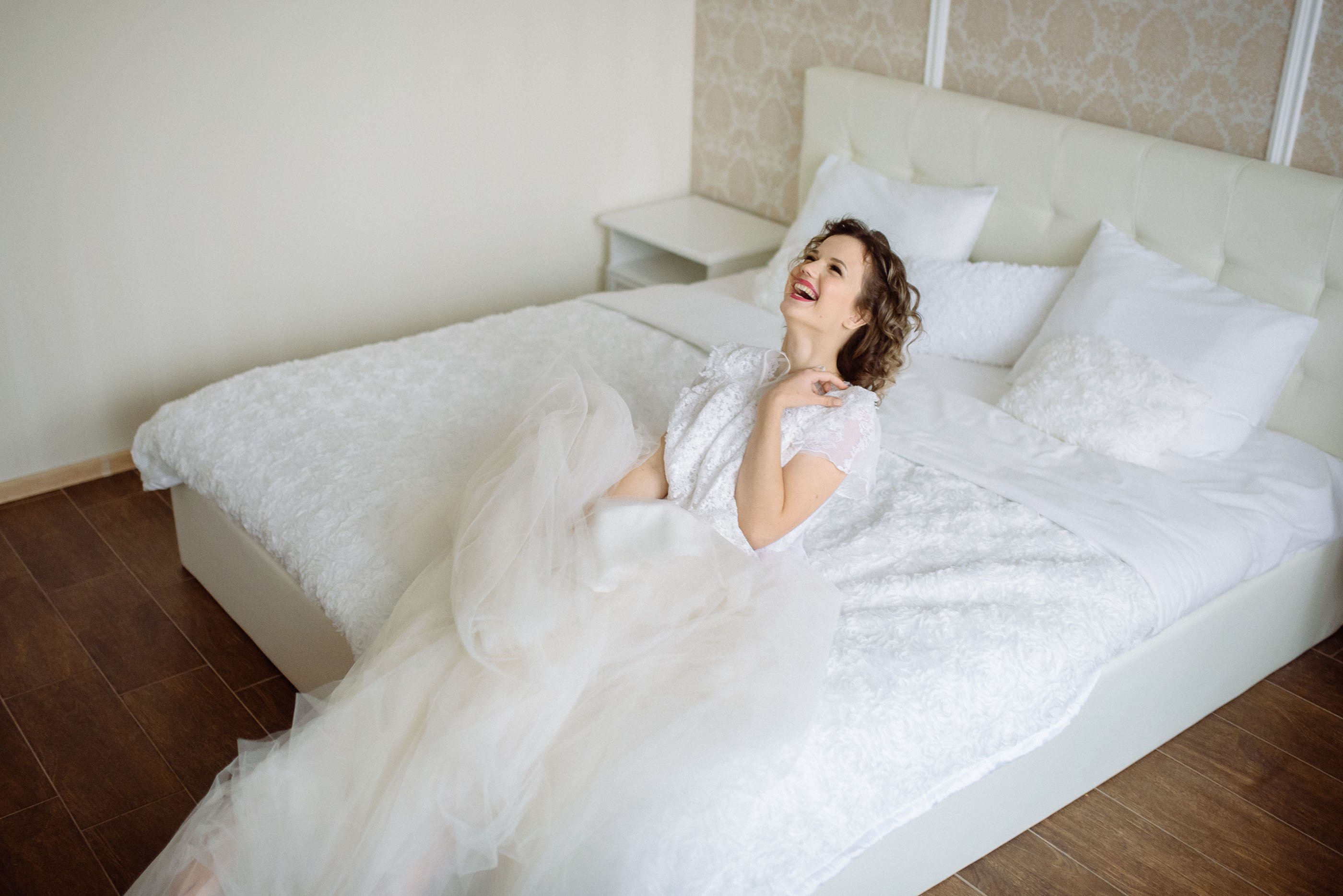 Молодая невеста на кровати