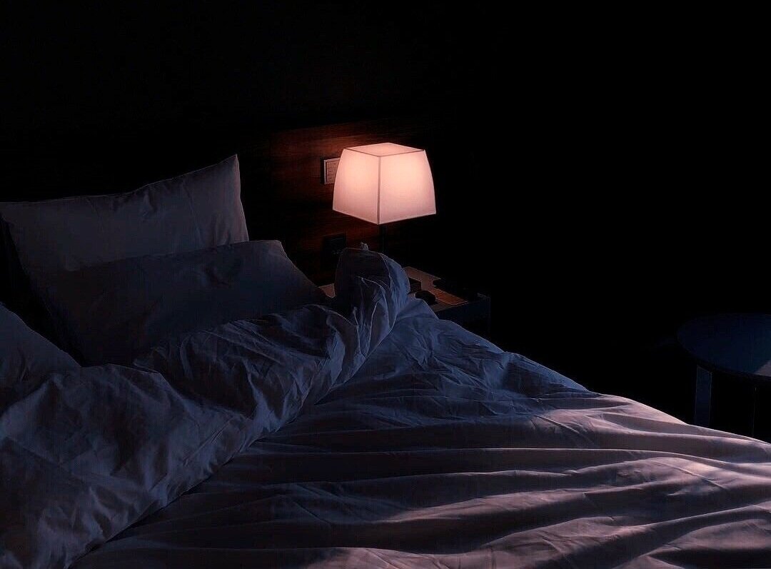 Кровать Ночью