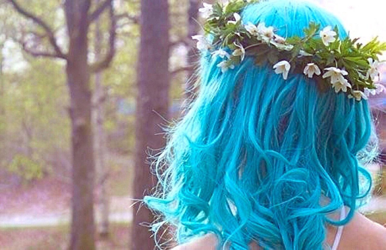 Нежную девочку с голубыми волосами долбят сзади