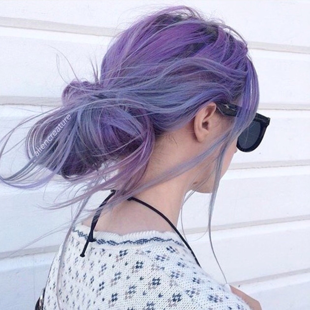 Фото голой жопы девушки с фиолетовыми волосами