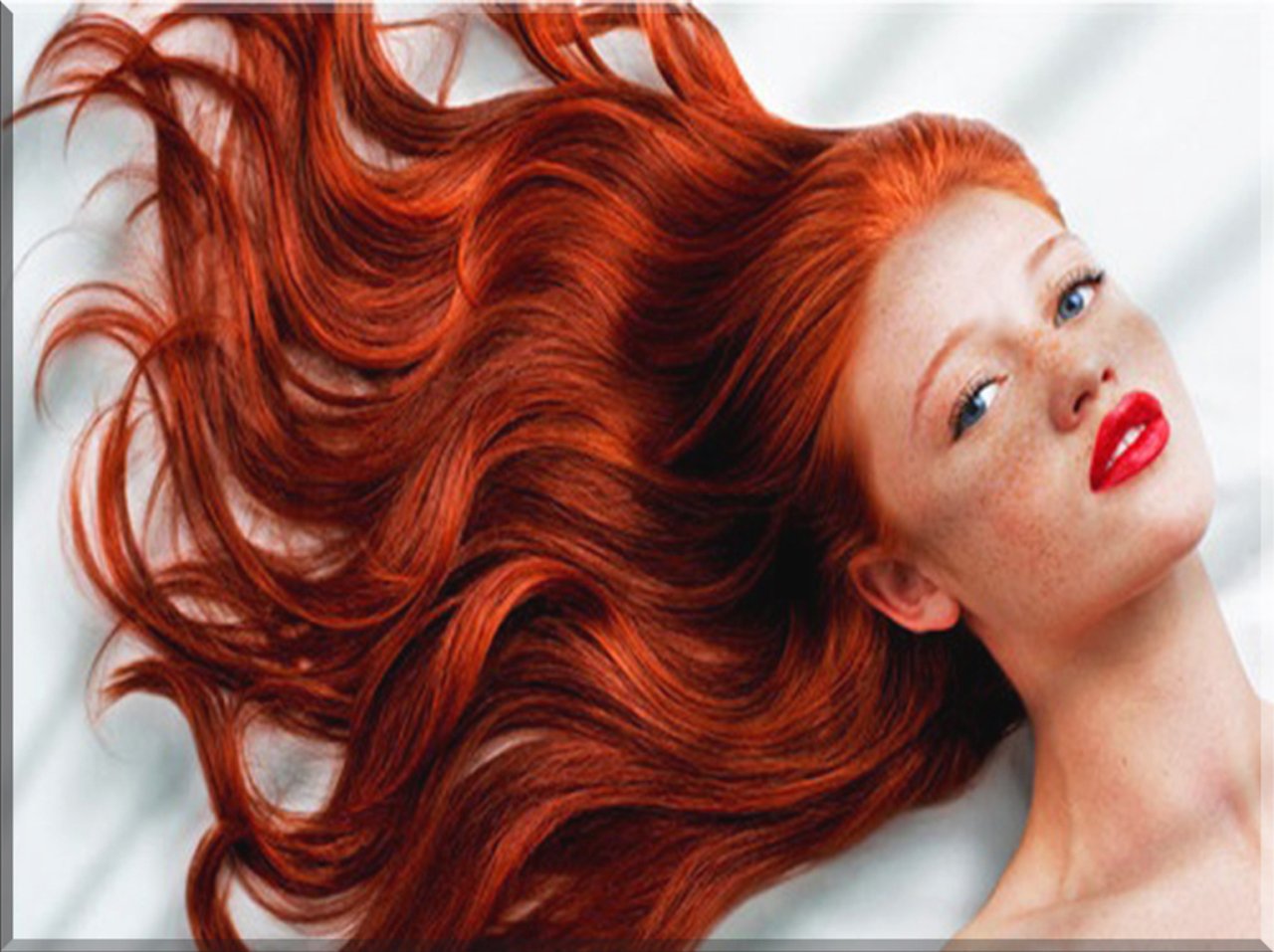 Vanna Bardot показывает изящное загорелое тело и шикарные рыжие волосы