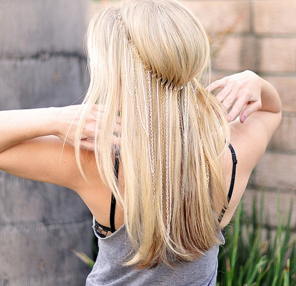Блондинка с длинными волосами снимает форму