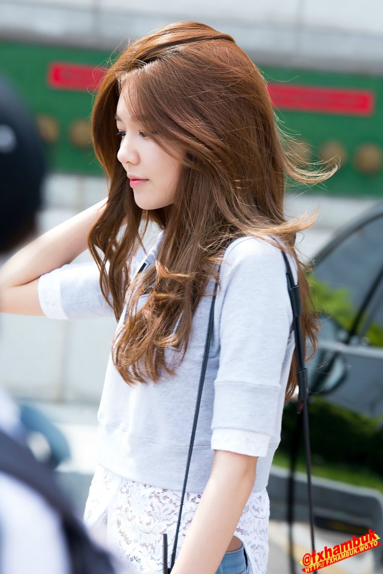 Красивая кореянка с рыжыми волосами