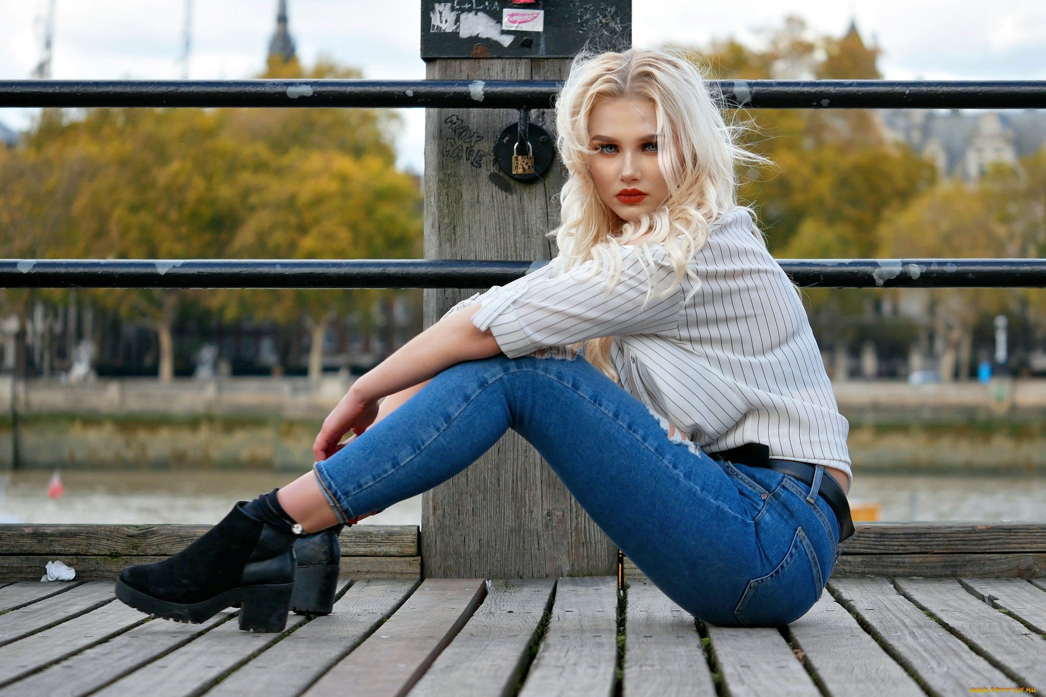 Блондинка избавляется от своих джинс