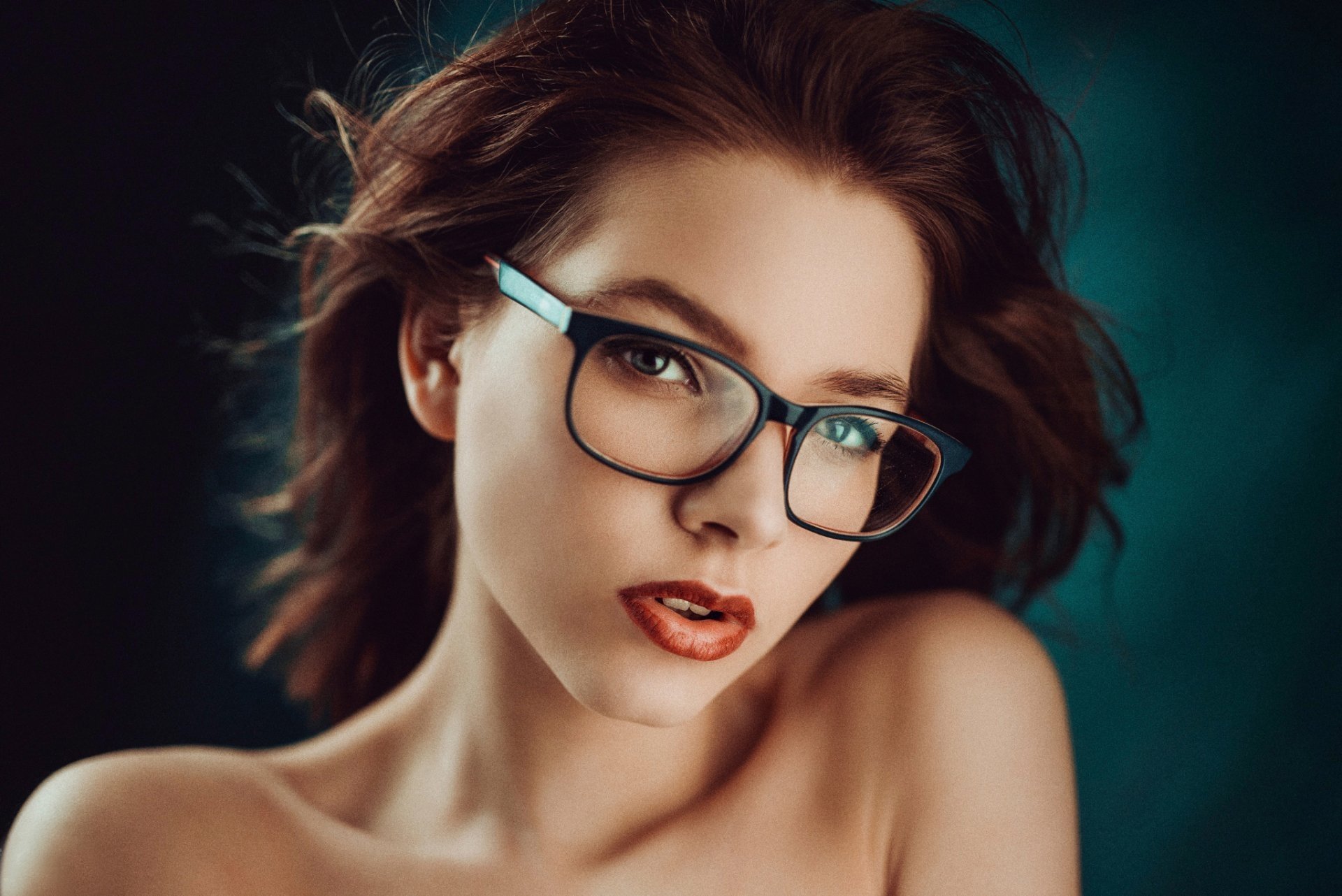 Секси девушка в очках