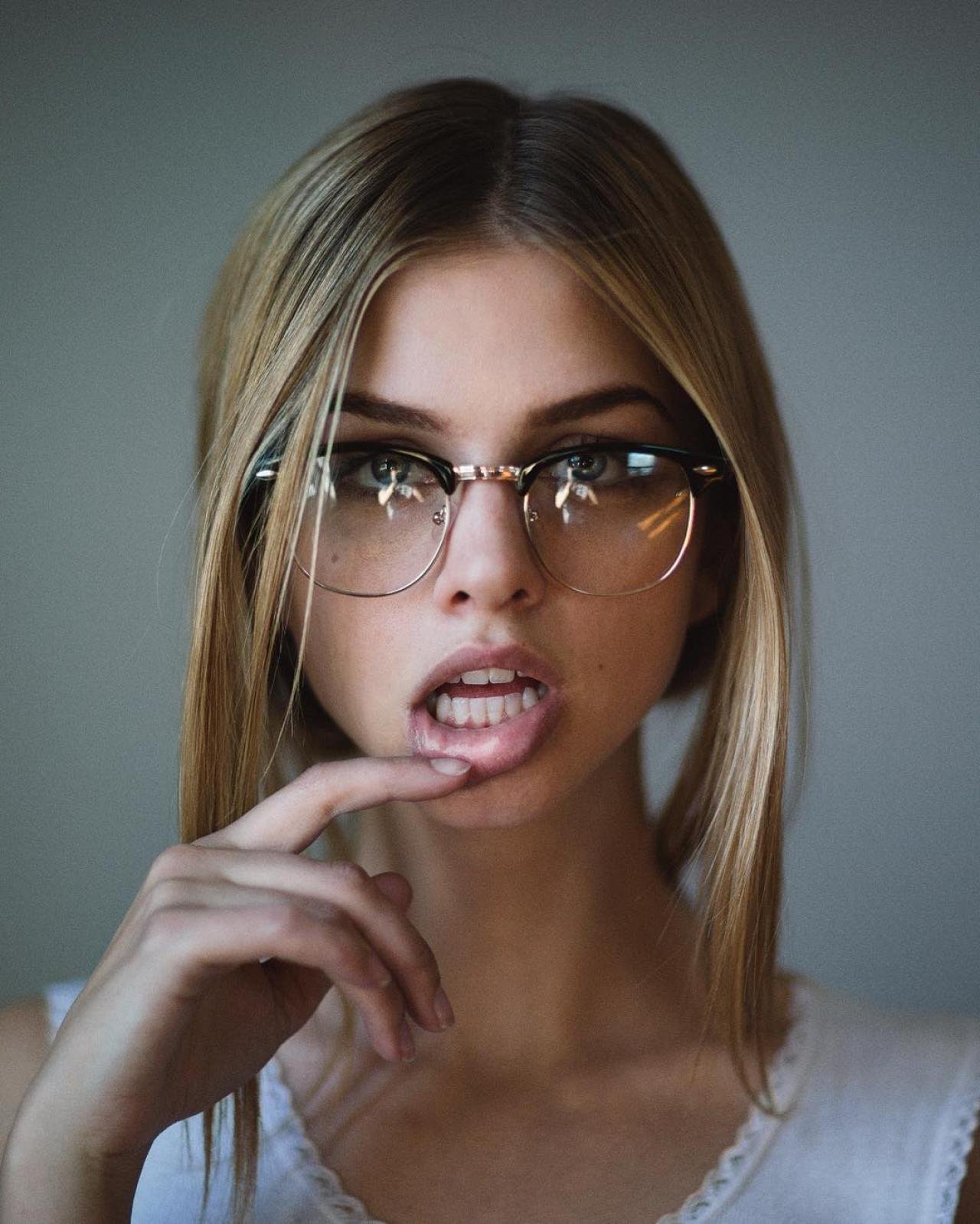 Красивая сучка в очках фото