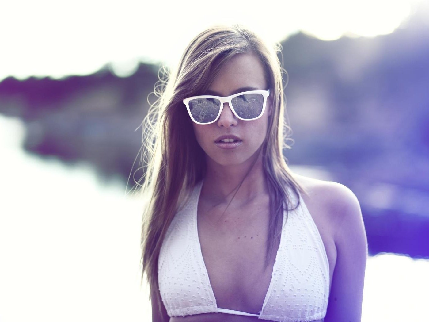 Фото голой девушки в солнечных очках 
