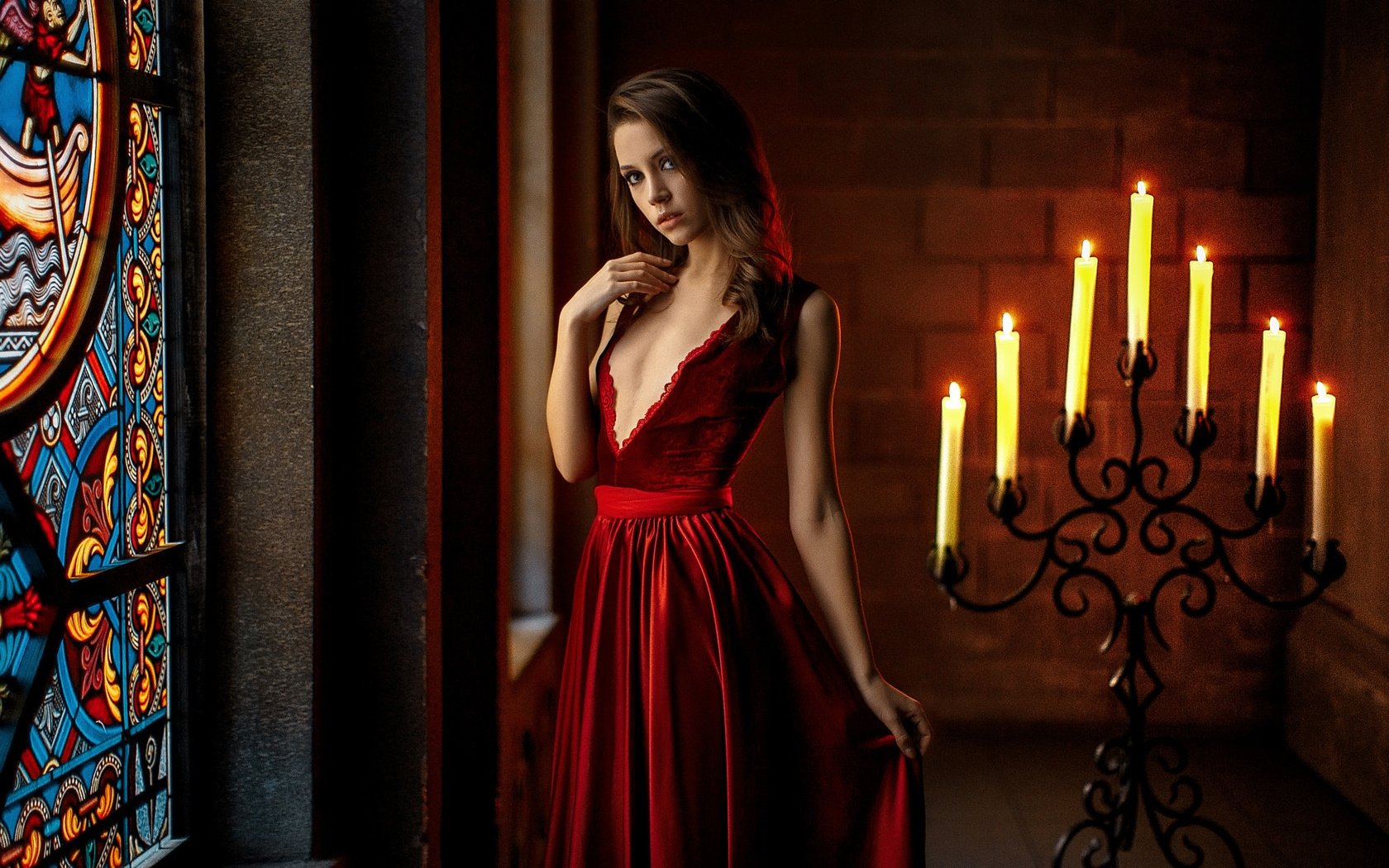 Красное Платье На Черном Фоне