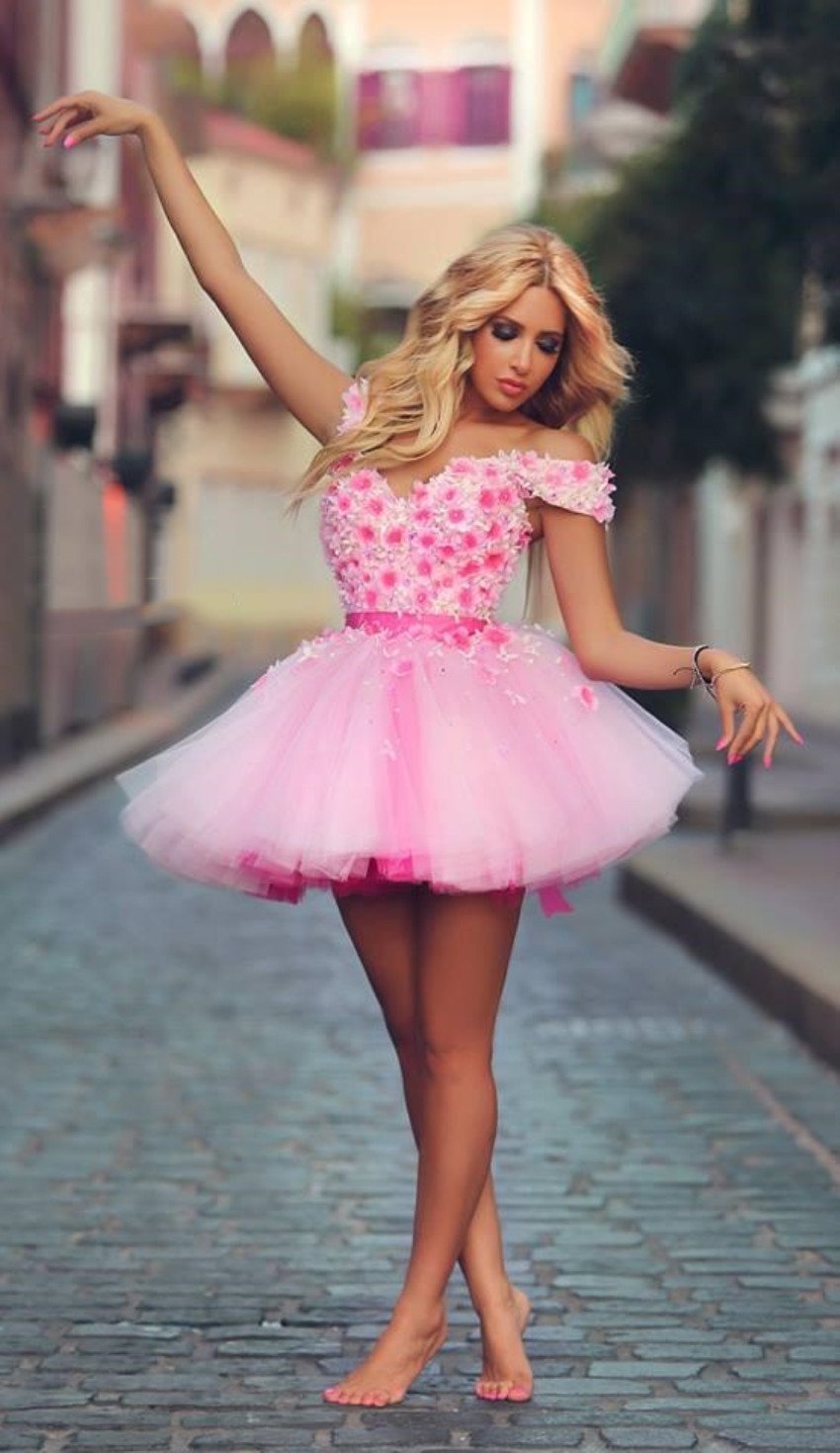 Девушка в розовой юбке