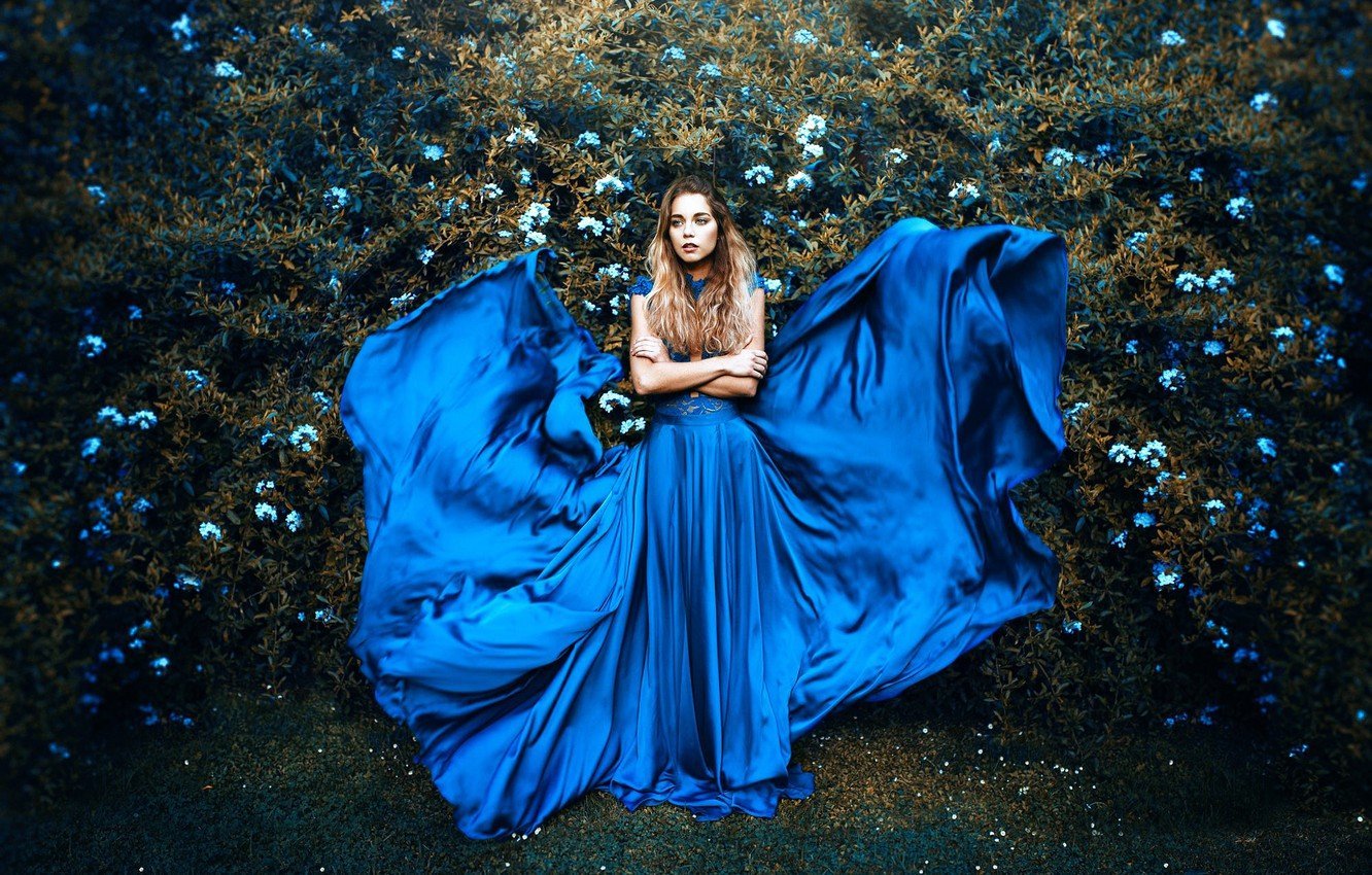 Девушка В Голубом Платье Фото