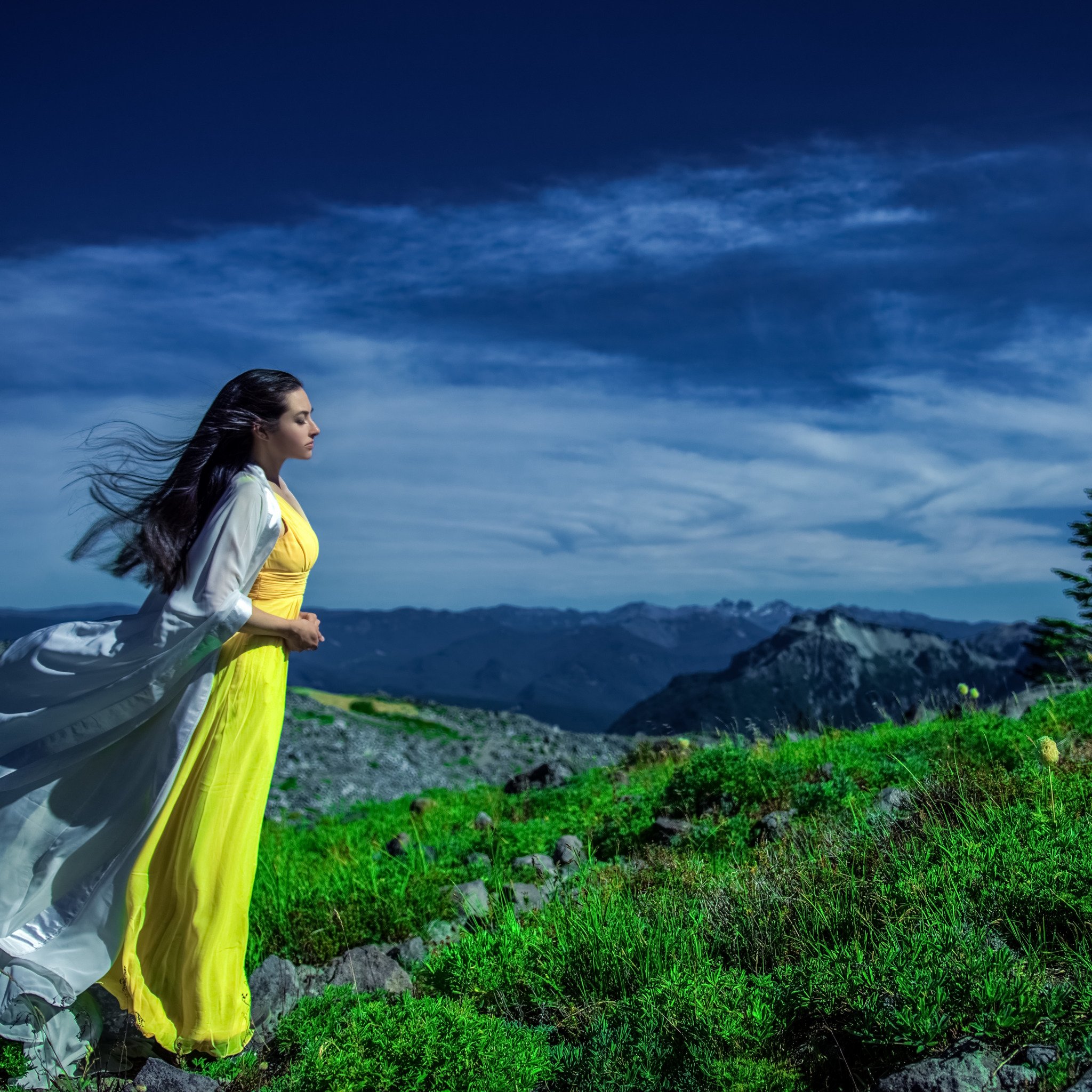 Сочная девица фотографируется в горах.