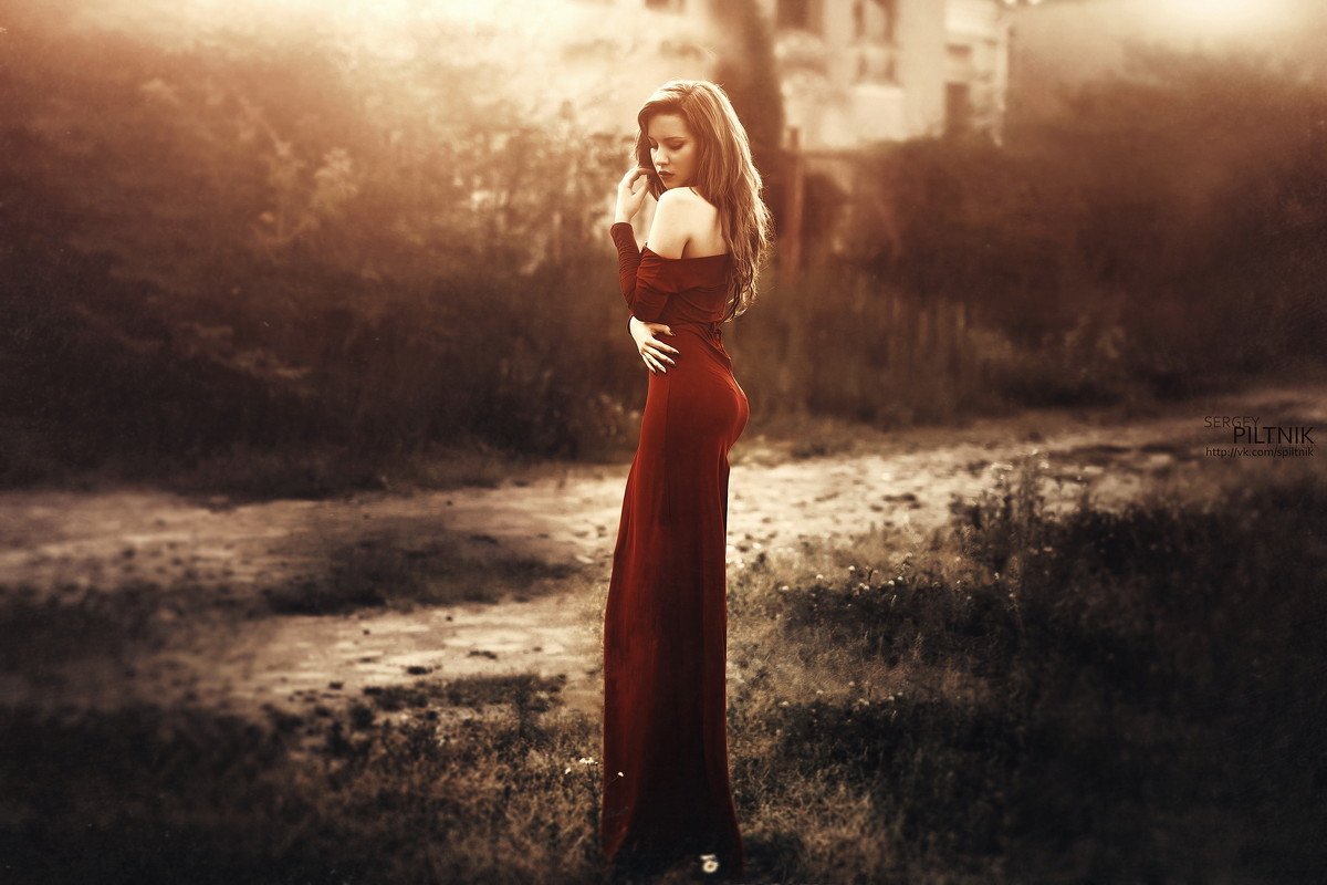 Рыжая Девушка В Красном Платье