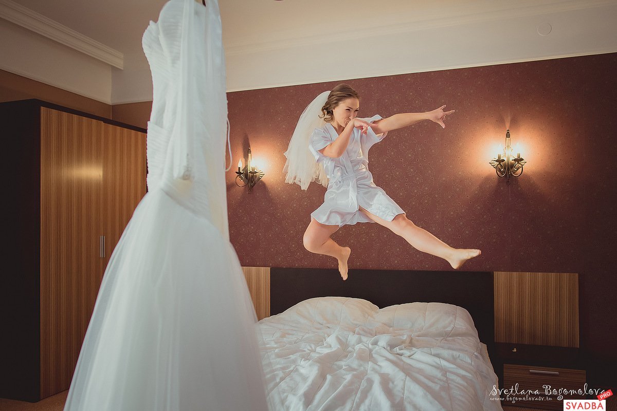 Невеста снимает свадебный наряд в номере отеля готовясь к брачной ночью