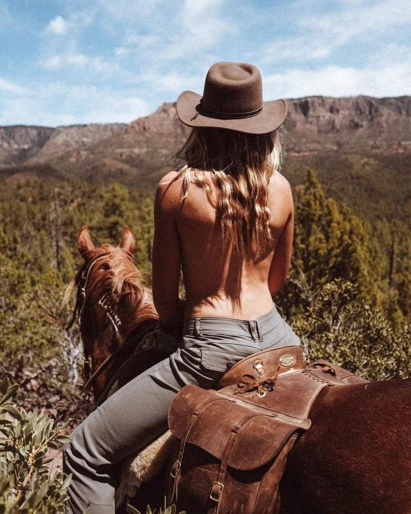 Женщина щеголяет по ранчо в одних трусах