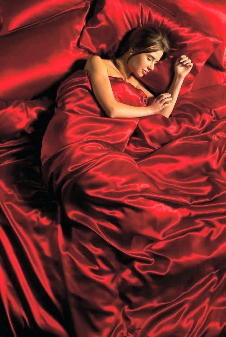 Голая жена на красном одеяле фото