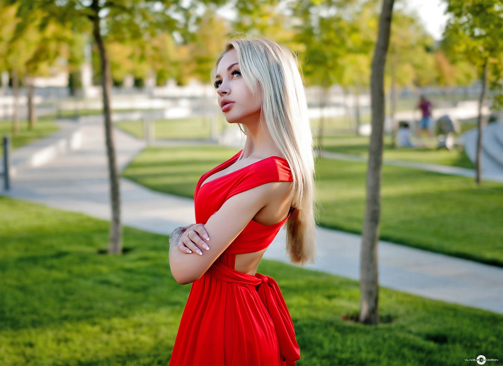 Блондинка в белых чулках и красном платье 10 фотографий