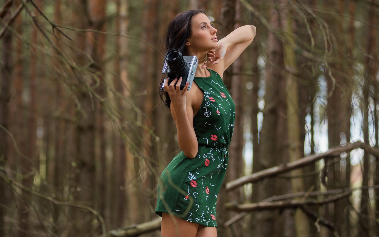 Девушка раздевается и мастурбирует в лесу видео онлайн