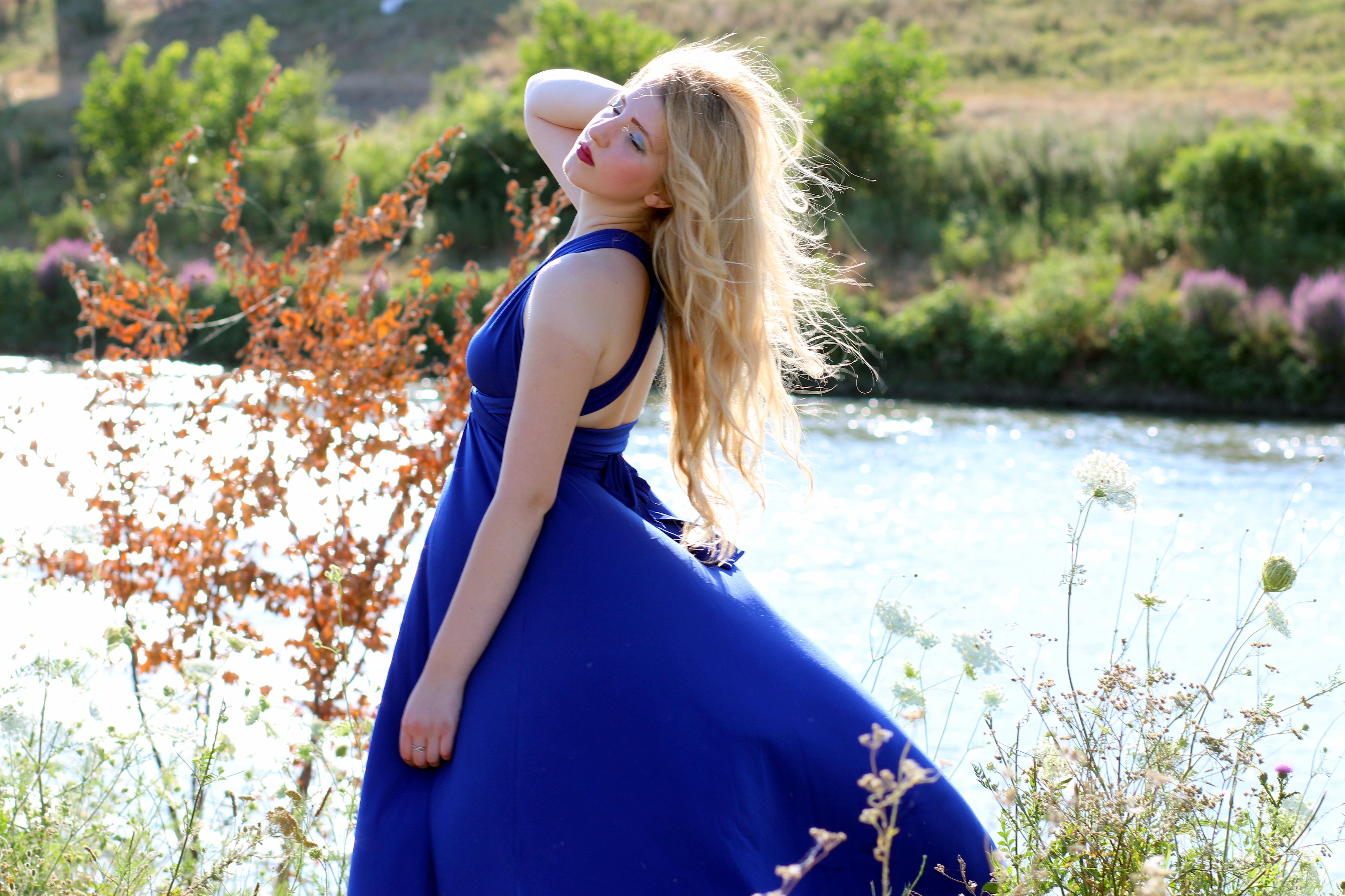 Дамочка в синем платье