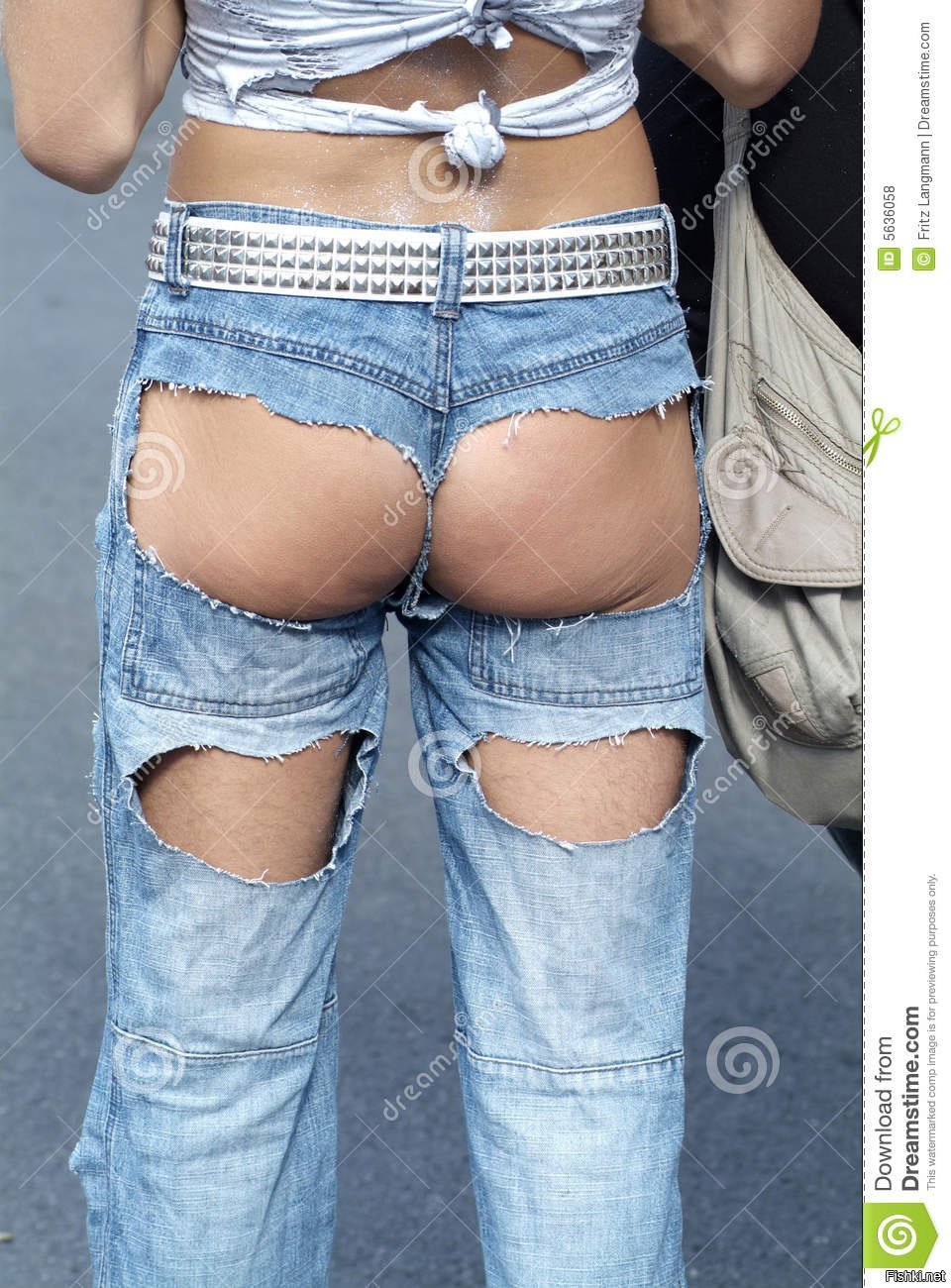 Раздетая девушка снимает джинсовые шортики