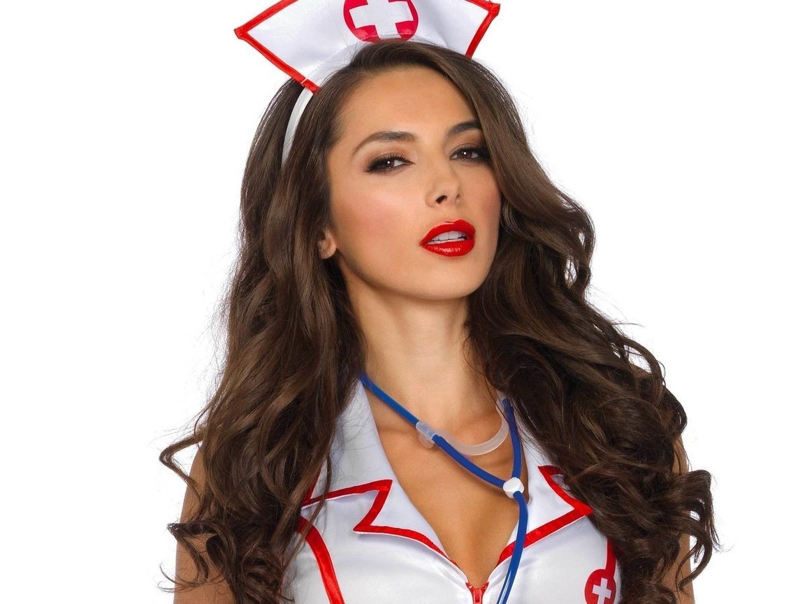 Латинская медсестра удовлетворила пациента влажной пилоткой