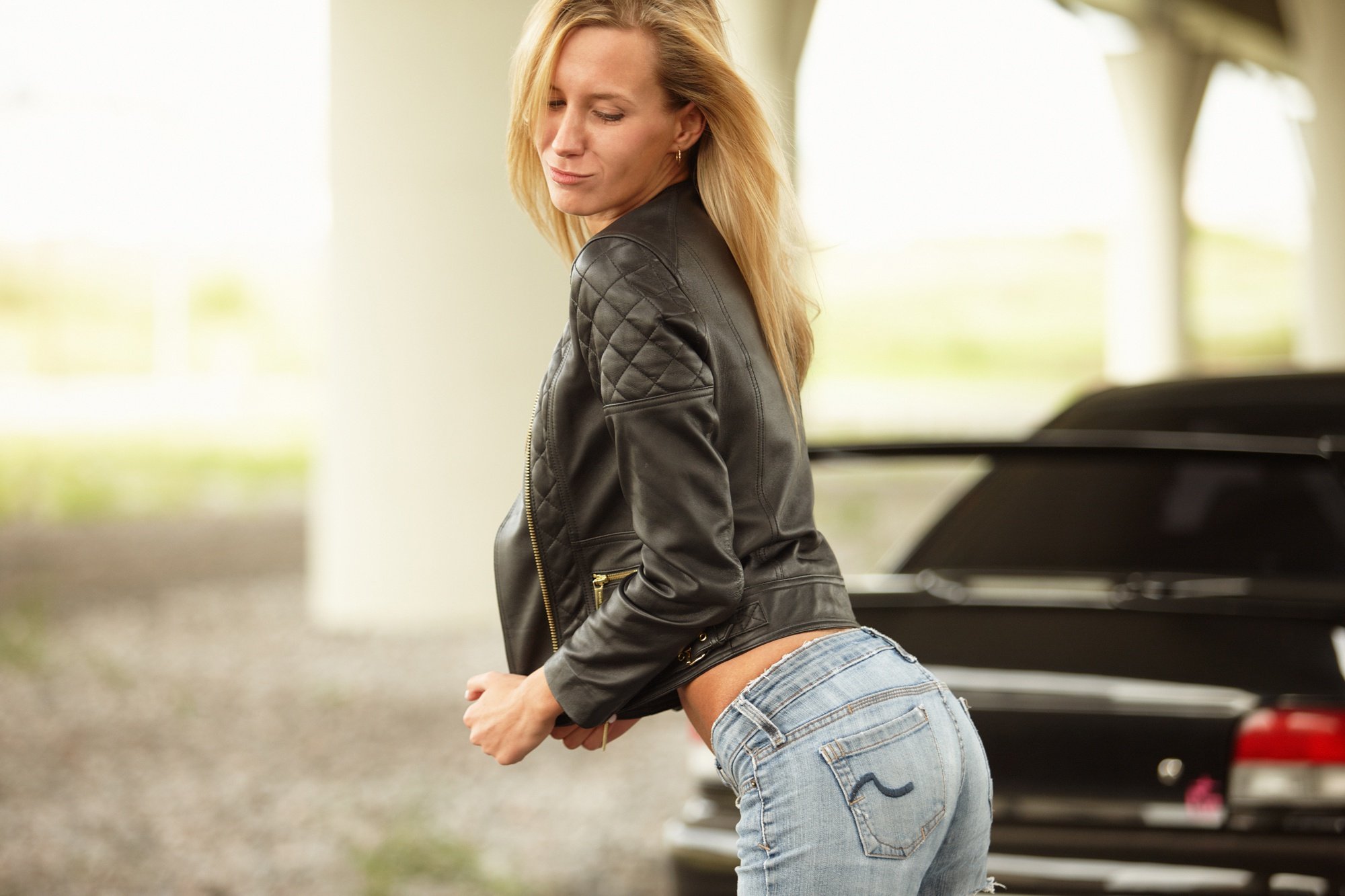 Стройная блондинка снимает с себя джинсы 20 фотографий